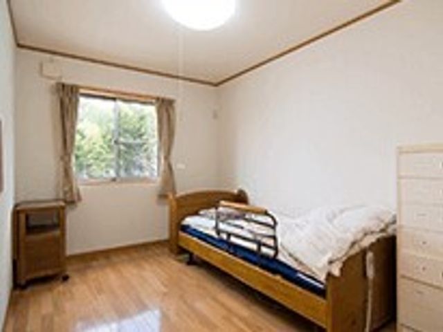 清潔感のある居室 居室 広々とした居室です。自然光が入る窓辺で、心穏やかな時間を過ごせます。