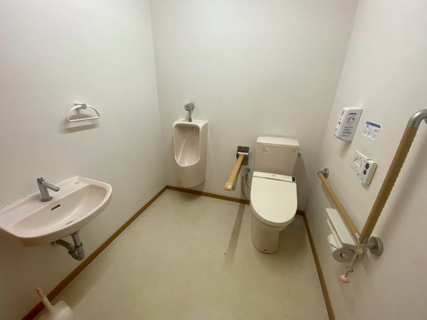 手すり付きのトイレ