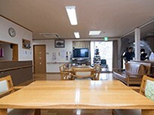 共用スペースの光景 共有スペース ゆったりとした椅子に座ってくつろげるリビングです。大画面のテレビが設置されており、共に時間を過ごす快適な場所となっています。