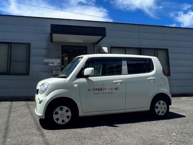 送迎車と建物外観  