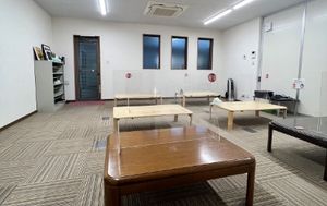 畳と椅子がある室内