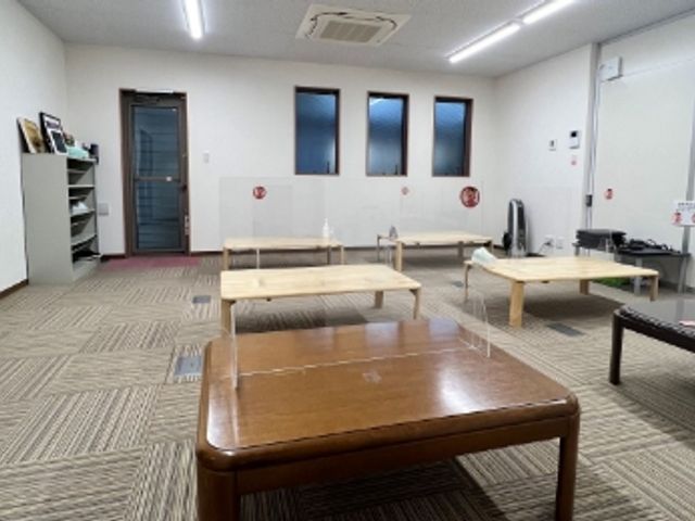 畳と椅子がある室内 休憩室 落ち着いた雰囲気の休憩室です。テーブルと椅子が配置され、リラックスして過ごせます。