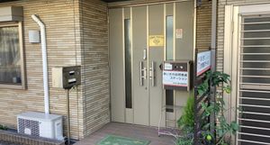シンプルな正面玄関