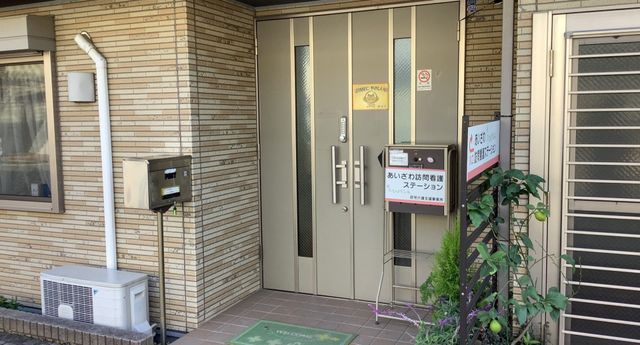 シンプルな正面玄関 エントランス 親しみやすい雰囲気のエントランスです。明るく清潔な印象で、訪問する人を温かく迎えてくれます。