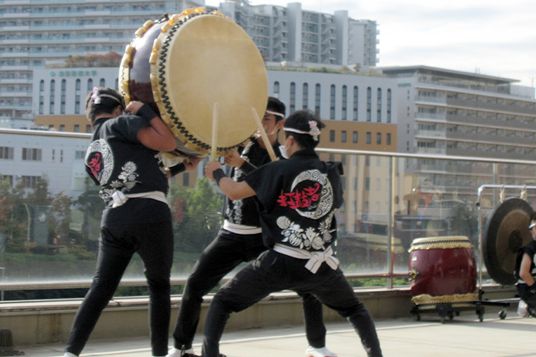 屋上で太鼓演奏