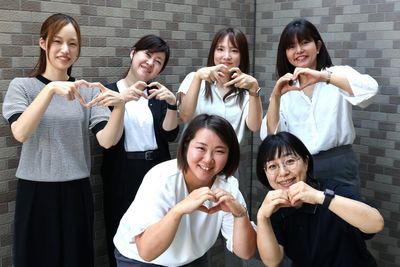 笑顔の女性スタッフ