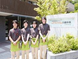 スタッフが立つエントランス前