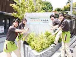 スタッフが看板を指差す