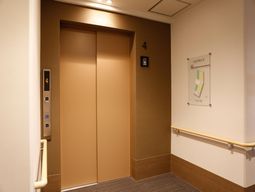 清潔感のある廊下のエレベーター