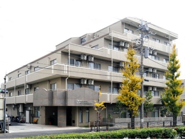 清潔感のある外観 外観 清々しい秋空の下、落ち着いた色合いの建物が周囲の景色に調和しています。仕事を通じて多くの方々と対話し、役立つ環境をご覧ください。