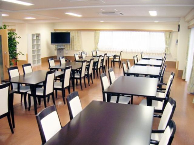清潔感のある食堂 食堂 広々として清潔なこの食堂は、コミュニケーションの場としても最適です。仕事を通して、様々な方との出会いがあります。