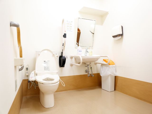 バリアフリーの整ったトイレ トイレ 手すりや高さ調節機能付きの設備により、安全で利用しやすいトイレ環境が整っています。サポートが必要な方も安心してご使用いただけます。