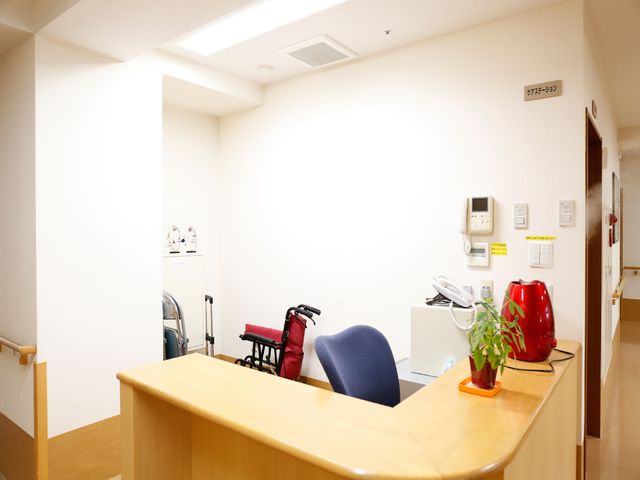 受付の明るいカウンター ケアステーション バリアフリー設計の受付エリアがあり、快適にご対応いただける環境です。日々のコミュニケーションの拠点としてご活用いただけます。