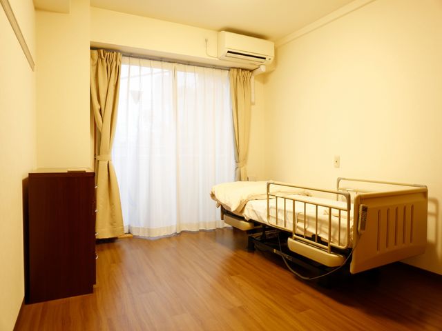 清潔な個室の居室 居室 明るく清潔な空間が広がる個室です。エアコン完備で、一人一人の快適な生活が支えられています。