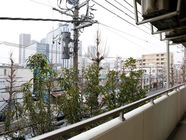 バルコニーからの眺望 バルコニーから見た風景 バルコニーからは開放感のある眺めが広がっており、心地よい風を感じることができます。都市の景色を背景に、リラックスした時を過ごせる環境です。