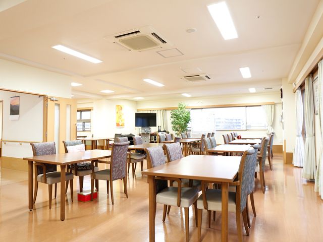 ゆったりした食堂空間 食堂 広々として明るい食堂では、共に時を過ごしやすい雰囲気が感じられます。多彩な活動が行われる中心的な場所になっています。