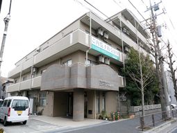 清潔感あるエントランス外観