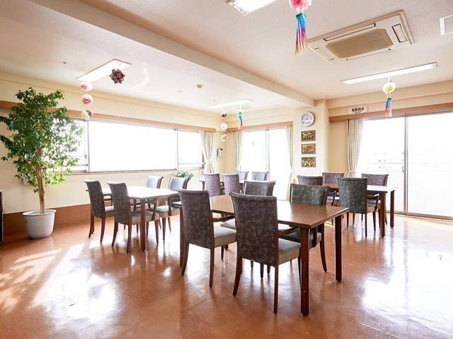 明るいダイニングの居室 食堂 清潔感のあふれるダイニングルームです。窓からの自然光が心地よい空間を作り出し、共に食事のひとときを楽しむことができます。