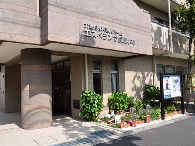 施設のエントランス外観