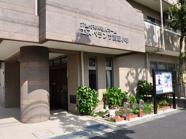 施設のエントランス外観
