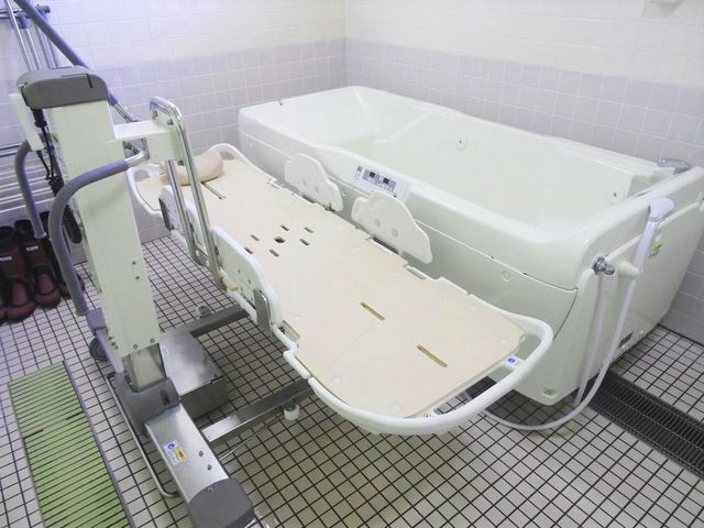 バリアフリー設計の浴室 介護バス 手すりやリフトを備えた浴室は、ご高齢の方も安心してご利用いただけるよう配慮されています。