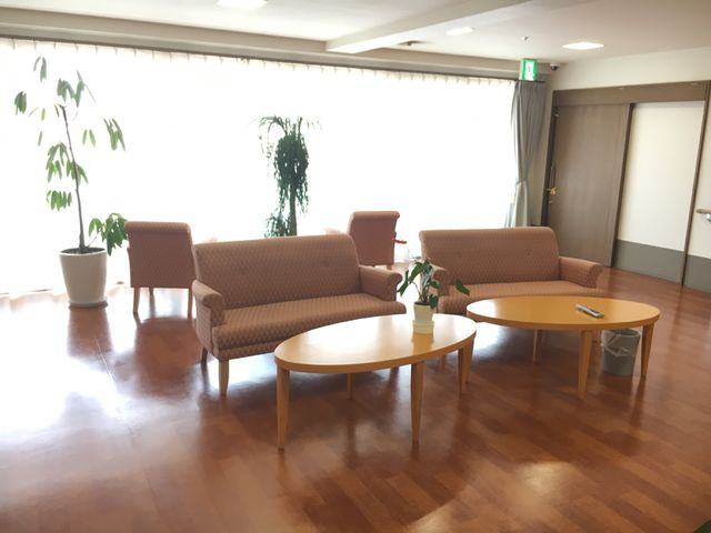 応接セットのある休憩室 リビング 明るく広々とした休憩空間です。ソファーに座って、ゆったりとした時間を過ごせる場所です。