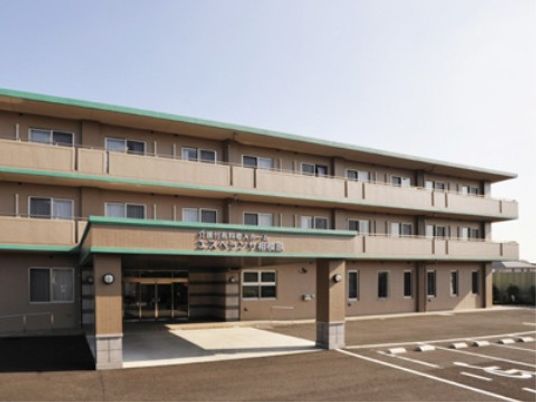 施設の外観と入口