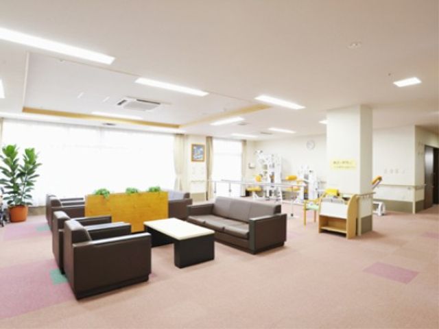 ゆったりした共有ラウンジ エントランスホール 開放感のあふれるラウンジでは、居心地の良いソファが並び、ゆったりとした時間を過ごせます。植物が加える温もりは、訪れる方を優しく迎え入れています。