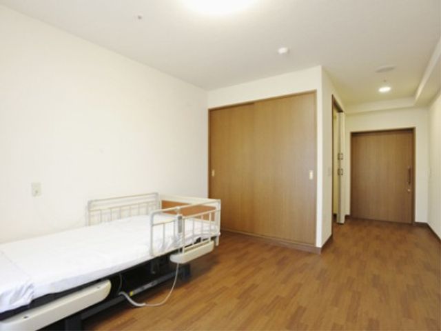 ゆったりした居室 居室 広々とした居室は、自由なレイアウトが可能なシンプルな造りです。清潔感があり、快適な毎日を過ごすためのお部屋になっています。