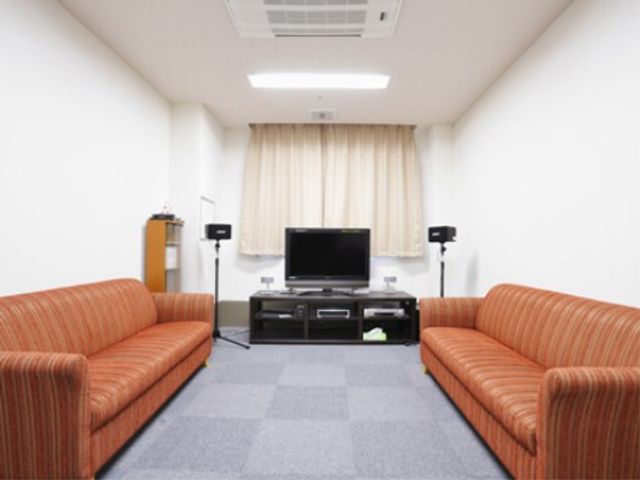 快適な共有リビング空間 シアタールーム 広々とした落ち着いた雰囲気のラウンジです。ゆったりとしたソファで、テレビ視聴やくつろぎのひと時を過ごせます。
