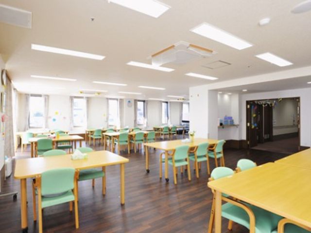 暖かみのある食堂空間 食堂 明るく広々とした食堂です。利用者の食事や憩いの場として、快適に過ごせるよう配慮されています。