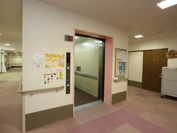 廊下のエレベーター前の様子