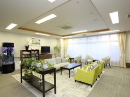 明るい居心地の良いラウンジ