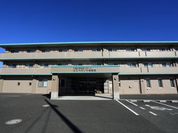 明るい日差しのエントランス