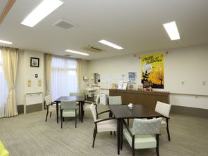 多目的スペースの明るい室内