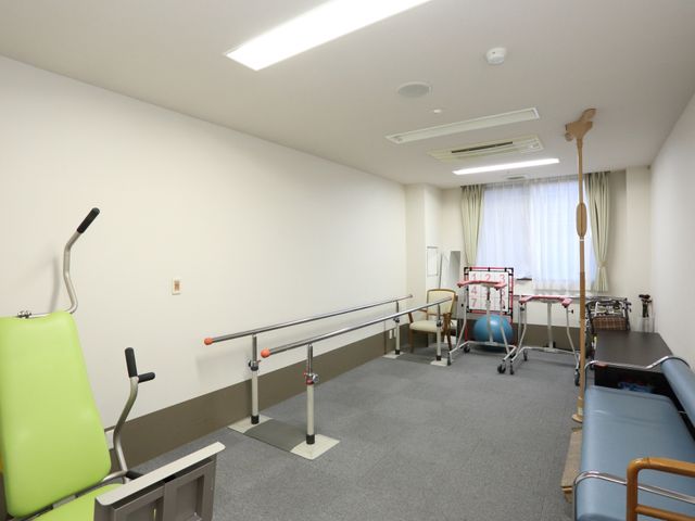 機能訓練室の設備 機能訓練室 清潔感のある機能訓練室です。日々のリハビリテーションが、ここで安心して行えます。