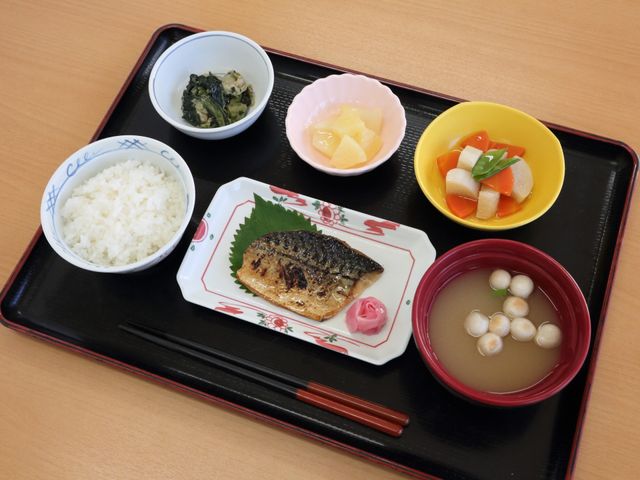 和食の提供例 食事 栄養バランスが考えられた和食の一例です。見た目にも鮮やかで、毎日のお食事が楽しみになりそうです。