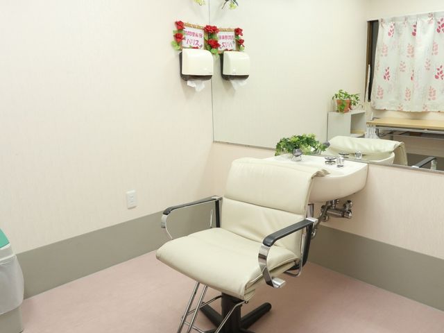 設備整った理美容室 訪問美容室 清潔感のある室内と心地よい椅子が備えられ、利用者の方がリラックスして利用できる理美容室です。