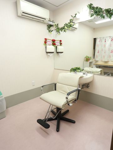 設備整った理美容室 訪問美容室 清潔感のある室内と心地よい椅子が備えられ、利用者の方がリラックスして利用できる理美容室です。