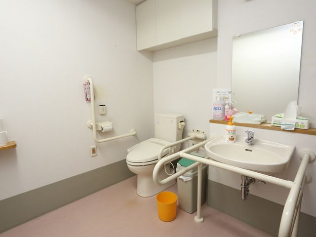 バリアフリートイレ 洗面トイレ 手すり付き清潔なトイレです。サポートを必要とされる方も安心してご利用いただけます。