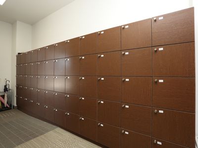 茶色のロッカー並ぶ廊下