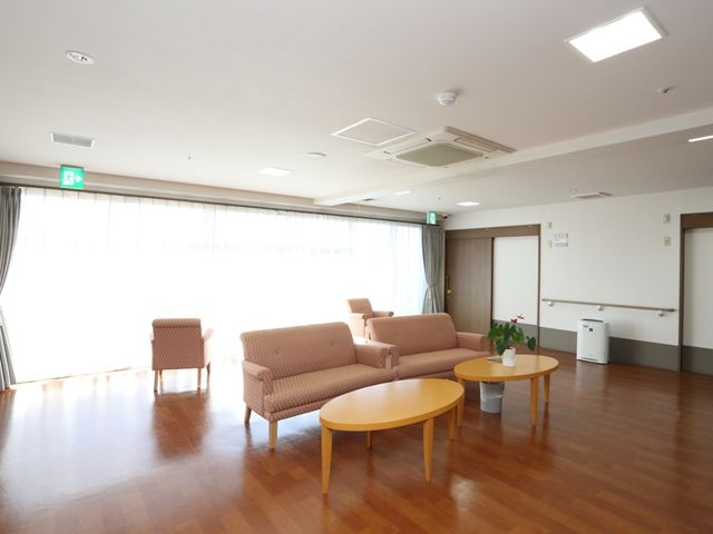 和やかな居室空間 リビング 広々とした居室はソファが配され、日差しの差し込む明るい休憩スペースです。ゆったりとくつろげる環境が整っております。
