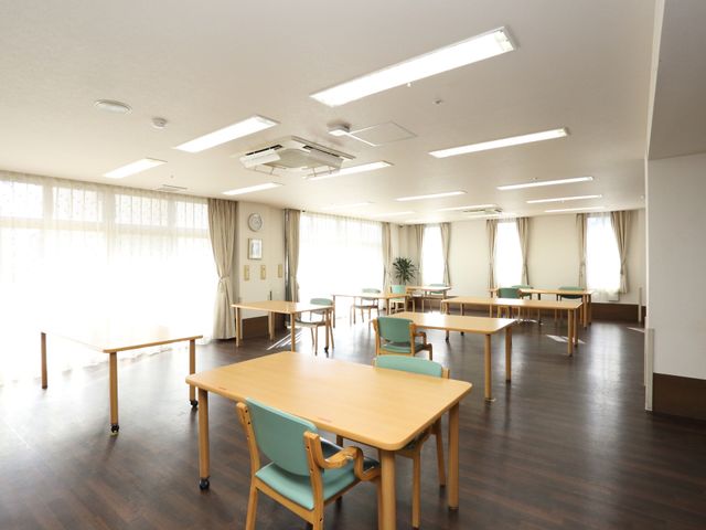 広々とした明るい食堂 食堂 ゆとりのある空間で日々の食事のひとときを提供しています。窓から差し込む柔らかな光が心地よい食堂で、利用者様の交流も見られます。