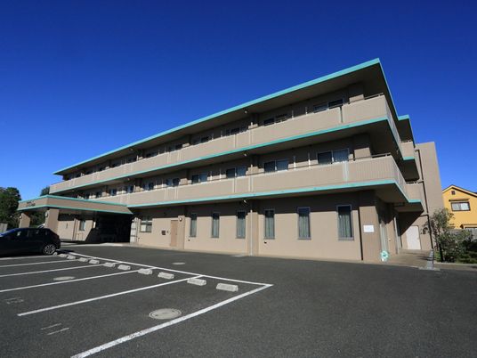 青空の下の4階建て建物