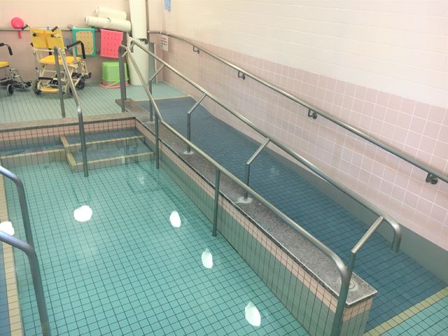 バリアフリー設計の浴室 浴室 広々としたバリアフリーの入浴スペースが整っており、安全にケアが提供できます。手すりが設置され、利用者の移動を支援しています。