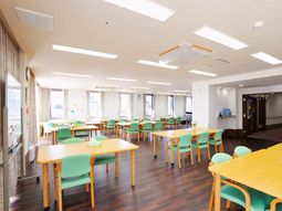 明るい食堂の様子