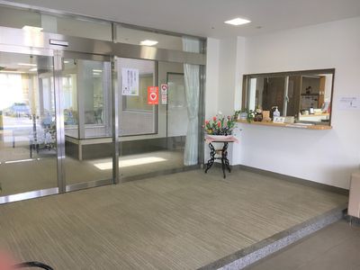 エントランスの明るい空間