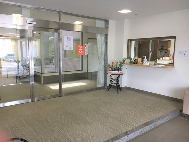 エントランスの明るい空間 玄関 清潔感のあふれるエントランスです。来訪者の目にもやさしい花飾りがあり、お出迎えの印象を和らげています。