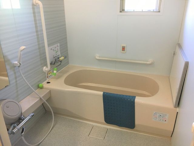 バリアフリー対応の浴室 個浴 安全な手すり付きの清潔な浴室です。利用する方の快適さを考えた設計になっており、日々のリフレッシュに適しています。
