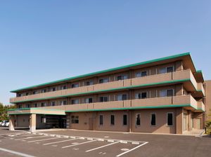 三階建ての明るい外観